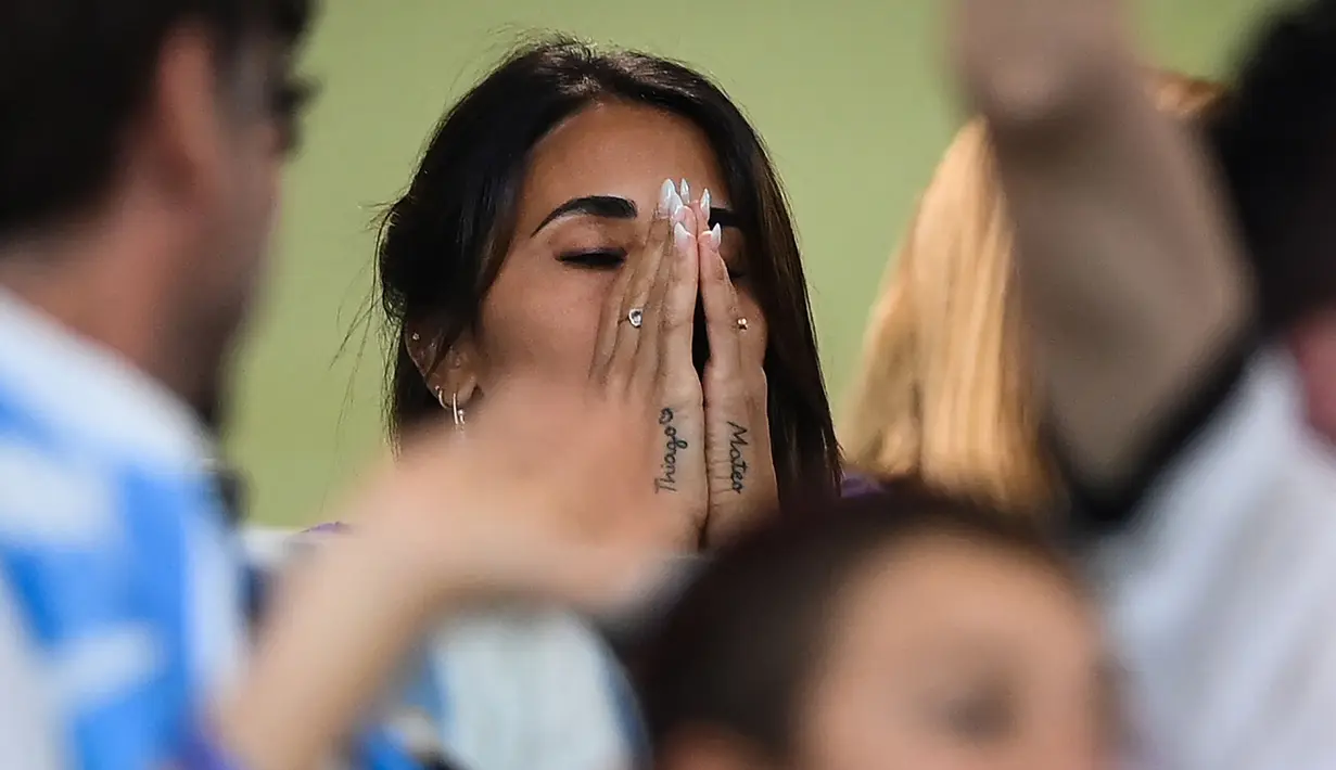 Laga melawan Australia di babak 16 besar Piala Dunia 2022 yang berakhir dengan skor 2-1 untuk kemenangan Argentina itu merupakan pertandingan yang ke-1000 bagi sang suami Antonella, Lionel Messi. (AFP/Franck Fife)