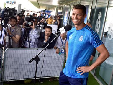 Striker Real Madrid, Cristiano Ronaldo, tersenyum saat menjawab pertanyaan wartawan dalam Open Media Day di kompleks olah raga Real Madrid, (24/5/2016). (AFP/Gerard Julien)