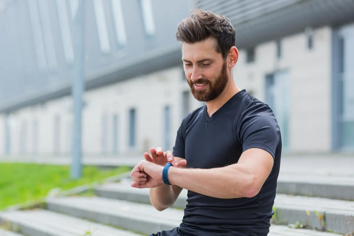 Ilustrasi pria menggunakan smartwatch