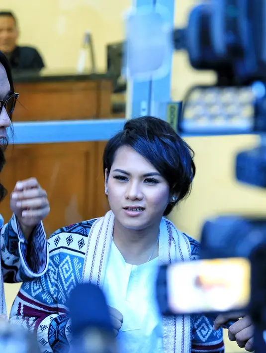 "Aku nyesuain apa yang pantas aja. Kan nggak tiba-tiba aku pakai rok mini yang gimana-gimana juga atau yang nggak pantas. Style aku tetap kayak gini. Cuma, aku nyesuain,” ucap Evelyn. (Adrian Putra/Bintang.com)