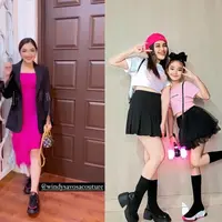 Syahnaz tampil kece mengenakan bandeau top bernuansa pink-hitam dipadu long pants dan sling bag. @syahnazs.