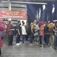 Hujan deras yang guyur Jakarta sore ini bikin Commuter Line terganggu. Penumpang menumpuk di Manggarai. Kereta ke Bogor dan Bekasi Jarang.
