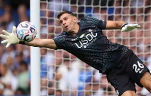 Berbenturan dengan Bek Everton, Emiliano Martinez Alami Gegar Otak dan Dilarikan ke Rumah Sakit