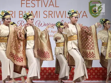 Penari membawakan tarian Gending Sriwijaya pada acara Festival Putri Bumi Sriwijaya (PBS) yang diselenggarakan oleh Indonesia Tionghoa di Jakarta, Kamis (29/3). Pagelaran ini bertujuan memperkenalkan khalayak luas. (Liputan6.com/Pool/Agus)