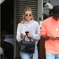 Lama tak terdengar kabarnya, Sofia Richie muncul bersama seorang lelaki bertato. Belum diketahui sosok lelaki tersebut, namun Sofia tampak sedang menikmati waktu luangnya bersama. (doc.dailymail.com)