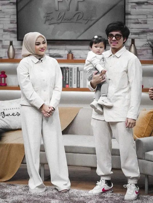 Kali ini, ketiganya kompak kenakan outfit nuansa putih head-to-toe. @aurelie.hermansyah.