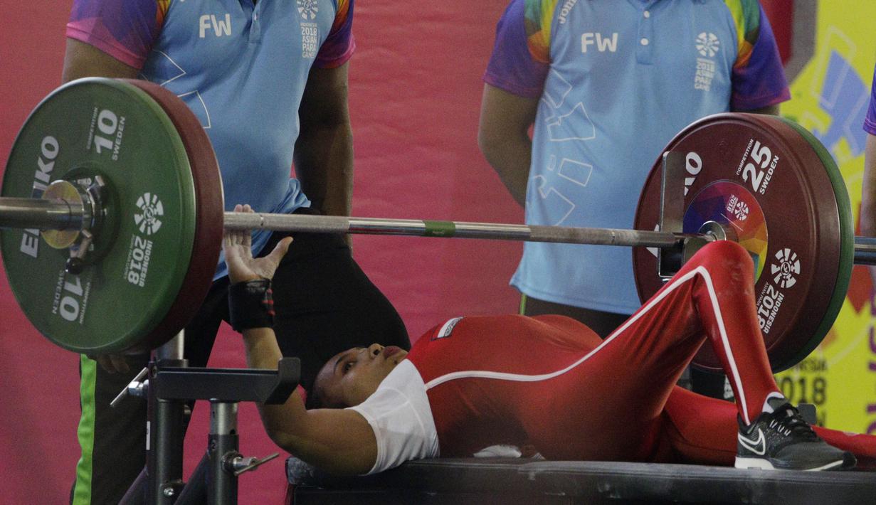 Atlet para angkat berat, Ni Nengah Widiasih, saat beraksi pada Asian Para Games di Balai Sudirman, Jakarta, Minggu (7/10/2018). Ni Nengah berhasil mempersembahkan medali perak dengan total angkatan 97 kg. (Bola.com/M Iqbal Ichsan)