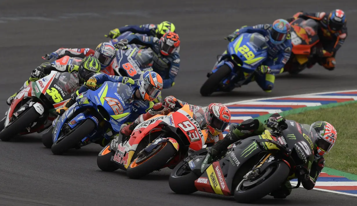 Pebalap Yamaha Tech3, Johann Zarco, memimpin balapan pada MotoGP Argentina di Sirkuit Termas de Rio Hondo, Minggu (8/4/2018). Pebalap Prancis itu finis kedua dengan mencatatkan waktu 40 menit 36.593 detik. (AFP/Juan Mabromata)