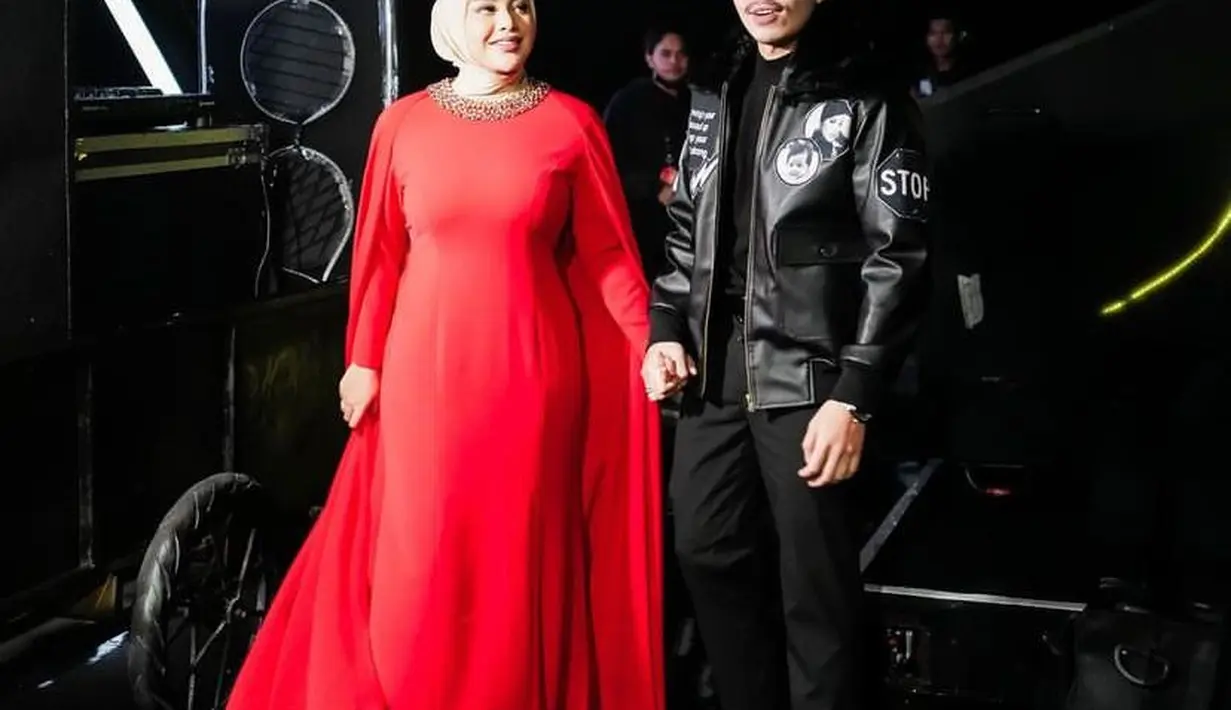 Aurel juga kerap tampil elegan dalam balutan gaun malam saat hadiri acara. Seperti potret ini, ia terlihat elegan berbalut cape dress warna yang dihiasi beads emas pada kerahnya. @aurelie.hermansyah.