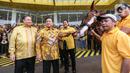 Bakal Calon Presiden yang juga Ketua Umum Partai Gerindra Prabowo Subianto (kedua kiri) didampingi Ketua Umum Partai Golkar Airlangga Hartarto memperlihatkan kuda berwarna cokelat saat menyambangi gedung DPP Partai Golkar di Jakarta, Kamis (31/8/2023). (Liputan6.com/Faizal Fanani)