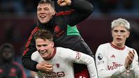 Tiga pemain Manchester United (MU), Scott McTominay,  Rasmus Hojlund, dan Alejandro Garnacho merayakan keberhasilan timnya meraih tiga poin di markas Aston Villa dalam laga pekan ke-24 Premier League 2023/2024, Minggu (11/2/2024). (Paul ELLIS / AFP)