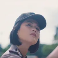 Sebagai polwan, Shindi pun dituntut tegas dalam mengambil tindakan, terutama menyangkut pelanggaran lalu lintas.