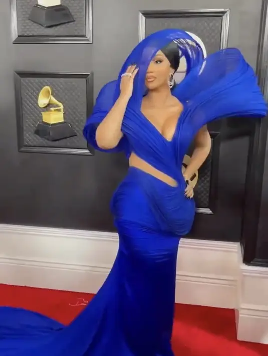 <p>Cardi B tampil dengan gaun biru yang tak biasa dari Gaurav Gupta. @vogue</p>