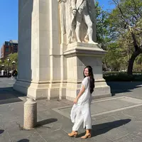 Beby Tsabina membagikan beberapa potret Lebaran pertamanya yang jauh dari rumah. Dalam beberapa foto, ia memamerkan dirinya mengenakan kaftan dress berwarna putih yang cantik. Foto: Instagram.