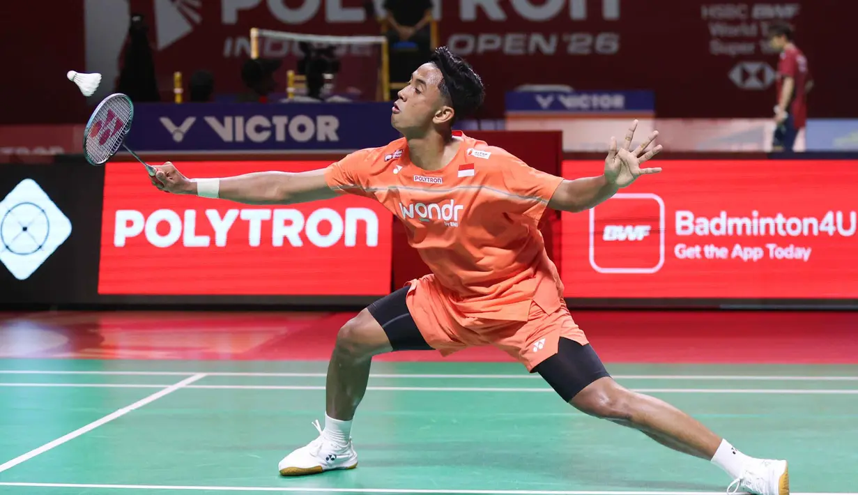 Pebulu tangkis tunggal putra Indonesia, Alwi Farhan, berusaha mengembalikan kok ke arah Lakhsya Sen (India) pada babak 32 besar Indonesia Open 2026 di Istora Senayan, Jakarta, Selasa (2/6/2026). (Bola.com/M Iqbal Ichsan)