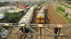 Kereta Api Senja Utama Solo anjlok di Stasiun Tanah Abang, Jakarta, Kamis (10/3). 3 gerbong kereta Senja Utama Solo yang tergelincir diantara Stasiun Karet dan Tanah Abang sudah diangkat dan berada di rel. (Liputan6.com/Gempur M Surya)