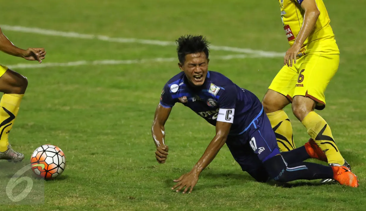 Kapten tim Arema FC, Johan Ahmat Farizi terjatuh dijegal pemain Sriwijaya FC saat laga 8 besar Piala Presiden 2017 di Stadion Manahan, Solo, Minggu (26/2). Arema melaju ke semifinal setelah unggul 1-0. (Liputan6.com/Helmi Fithriansyah) 