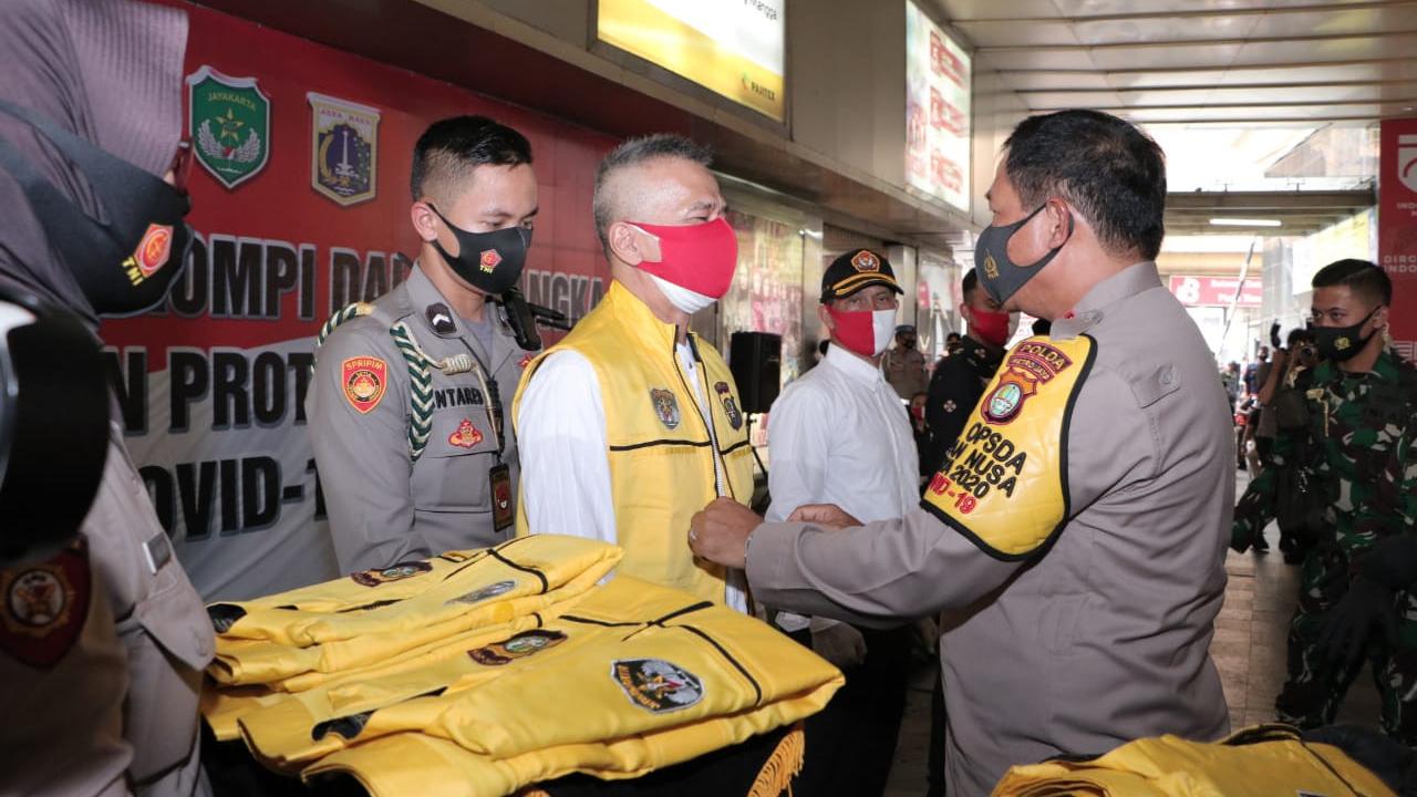 Kapolda Metro Jaya Irjen Nana Sudjana memberikan rompi kepada 18 ormas di Tanah Abang yang akan membantu petugas menertibkan masyarakat tak memakai masker