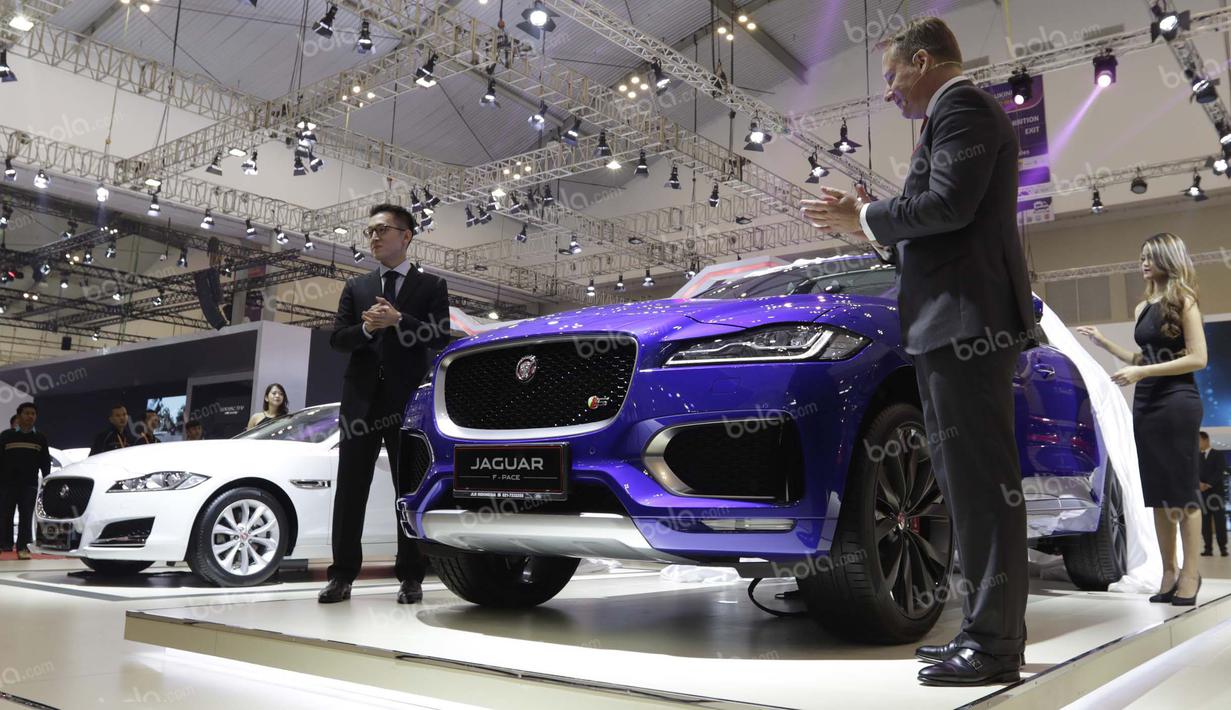 Suasana launching mobil Jaguar F-Pace dan Jaguar XF dalam rangkaian Gaikindo Indonesia International Auto Show 2016 di ICE BSD, Tangerang, Kamis (11/8/2016). (Bola.com/Arief Bagus)