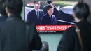 Calon penumpang melihat berita tentang kedatangan Mantan Presiden Korsel, Park Geun-hye di kantor kejaksaan, di stasiun kereta Seoul, Selasa (21/3). Park akan menjalani pemeriksaan atas kasus skandal korupsi yang menimpanya. (AP Photo/Ahn Young-joon)