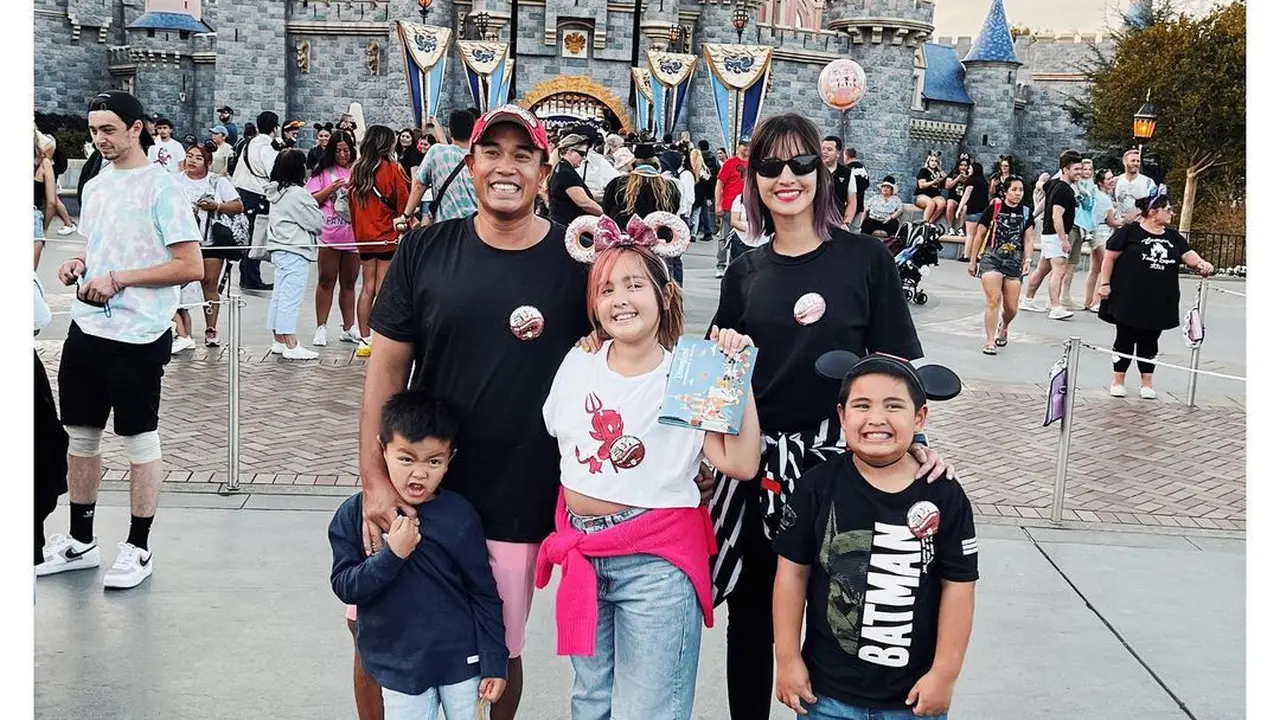 Nia Ramadhani liburan ke Disneyland