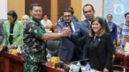 Kepala Staf Angkatan Laut (KSAL) Laksamana Yudo Margono melakukan salam komando dengan anggota Komisi I seusai disetujui menjadi Panglima TNI dalam uji kelayakan dan kepatutan (fit and proper test) di ruang Kompleks Parlemen, Senayan, Jakarta, Jumat (2/12/2022). Komisi I DPR menyetujui Laksamana Yudo Margono menjadi Panglima TNI menggantikan Jenderal Andika Perkasa. (Liputan6.com/Angga Yuniar)