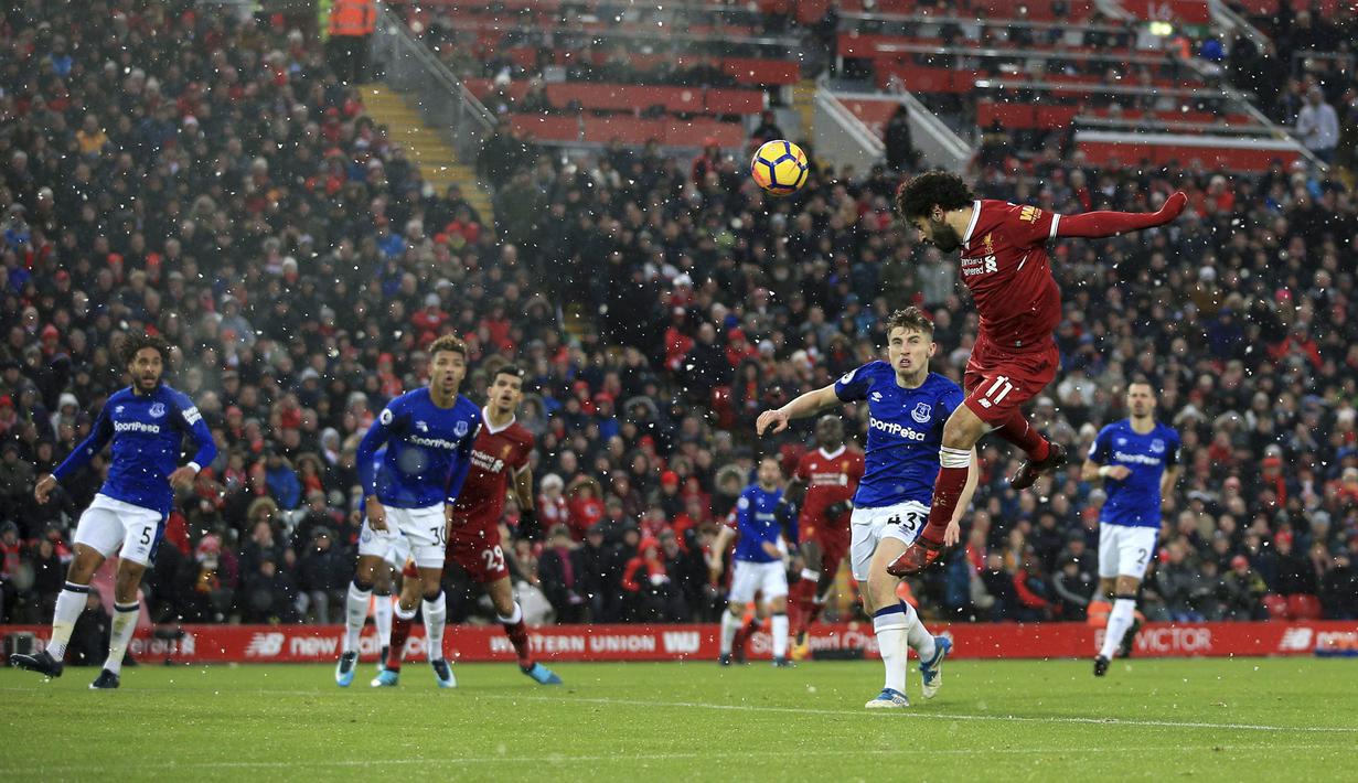 Gelandang Liverpool, Mohamed Salah, menyundul bola saat pertandingan melawan Everton pada laga Premier League di Stadion Anfield, Minggu (10/12/2017). Laga bertajuk Derbi Merseyside itu berakhir imbang 1-1. (AP/Peter Byrne)