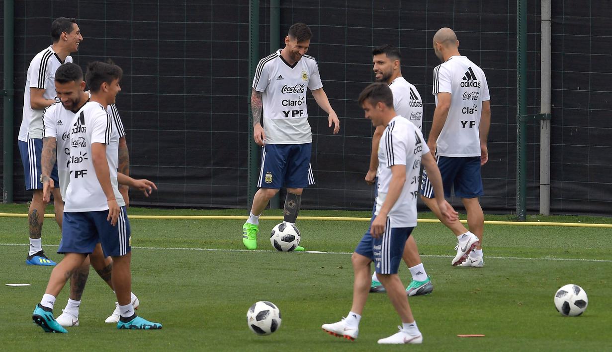 Para pemain Argentina melakukan oper-operan saat latihan di Pusat Pelatihan Joan Gamper, Barcelona, Sabtu (2/6/2018). Latihan ini merupakan persiapan jelang Piala Dunia 2018. (AFP/Lluis Gene)