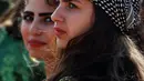 Wanita-wanita Kurdi Suriah saat merayakan Perayaan Newroz di Kota Qamishli, Suriah (21/3). Festival ini untuk memperingati hari pertama musim semi, yang jatuh setiap tanggal 21 Maret. (AFP Photo / Ilyas Akengin)