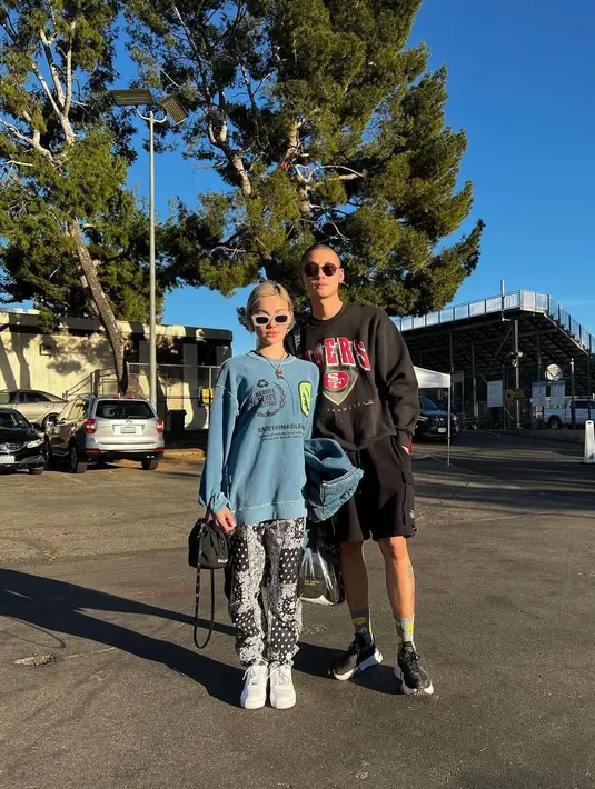 Lihat gaya keren pasangan ini lewat street style mereka yang casual namun tetap fashionable. @agnezmo.
