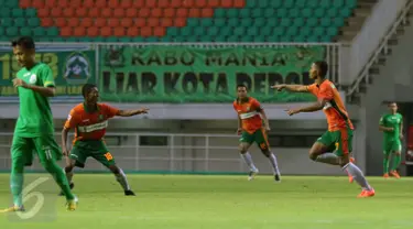 Pemain PS Bengkulu, Andreas Ado (kedua kanan) berlari merayakan golmya ke gawang Persikabo dalam laga lanjutan Liga 2 di Stadion Pakansari, kab Bogor, Minggu (23/4). Persikabo kalah 1-4 dari PS Bengkulu. (Liputan6.com/Helmi Fithriansyah)