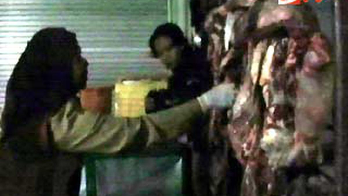 Daging Busuk Masih Dijual di Pasaran - News Liputan6.com