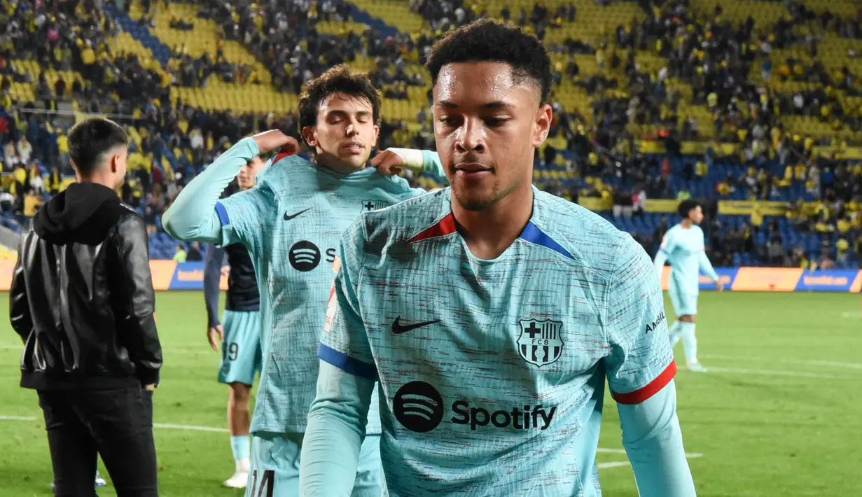 Pemain Barcelona, Vitor Roque berjalan meninggalkan lapangan setelah laga lanjutan Liga Spanyol 2023/2024 melawan Las Palmas di Gran Canaria stadium, Las Palmas, Spanyol, Jumat (05/01/2024) dini hari WIB. Pemain yang punya julukan Tigrinho atau Si Macan Kecil itu datang ke Camp Nou dengan reputasi yang mentereng saat tampil bersama Cruzeiro dan Atletico Paranaense di Liga Brasil (AFP/Desiree Martin)
