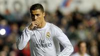 Striker Real Madrid, Cristiano Ronaldo, usai mencetak gol ke gawang Levante, pada pertandingan lanjutan La Liga, di Stadion Ciutat de Valencia, Kamis (3/3/2016) dini hari WIB. (AFP/Jose Jordan). 