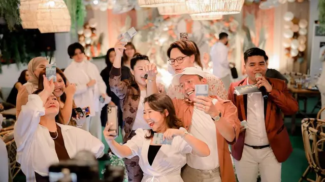Ayu Ting Ting merayakan ultah kafe miliknya (Foto: Instagram @ayutingting92 @arka_photographyy)