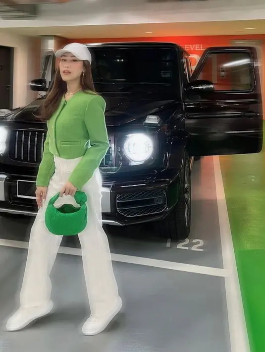 Poppy tampil chic tas Jodie Bag dari Bottega Veneta yang matching dengan bajunya. [@poppycapella].