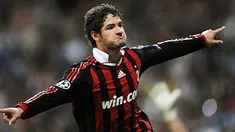 Gaya selebrasi penyerang AC Milan, Alexandre Pato setelah menjebol gawang Real Madrid dalam lanjutan penyisihan Liga Champions Grup C di Santiago Bernabeu, Madrid, 21 Oktober 2009. AFP PHOTO/JAVIER SORIANO