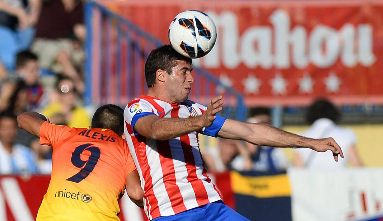 Emiliano Insua (kanan) merupakan jebolan akademi Sporting CP yang direkrut oleh Liverpool pada 2007 silam. Bertahan di Anfield sekitar emapt tahun, Insua akhirnya dilepas kembali kembali ke Sporting CP dan akhirnya berlabuh ke Atletico Madrid pada Januari 2013. (AFP/Pierre-Philippe Marcou)