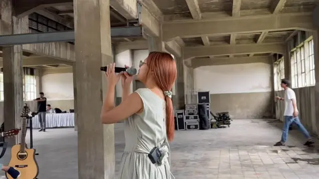 Momen magis nadin amizah latihan di bangunan using. (credit:instagram.com/cakecaine/salmaastia)