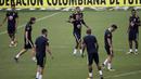 Striker Brasil, Neymar, Bercanda bersama rekannya saat mengikuti sesi latihan jelang laga kualifikasi piala dunia 2018 di Barranquilla, Kolombia, Senin (4/9/2017). Brasil akan berhadapan dengan Kolombia. (AP/Fernando Vergara)