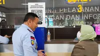Kepala Rutan Kelas I Jakarta Pusat Fauzi Harahap turun ke lapangan memeriksa petugas rutan saat melayani pengunjung. (Humas Ditjenpas)