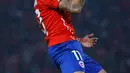 Gelandang Chile, Eduardo Vargas melakukan selebrasi usai mencetak gol di pertandingan Copa America 2015 di National Stadium, Santiago, Chile, (16/6/2015). Chile bermain imbang 3-3 dengan Meksiko. (REUTERS/Carlos Garcia Rawlins)