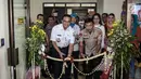 Kapolda Metro Jaya Irjen Idham Azis dan Gubernur DKI Jakarta Anies Baswedan memotong pita pada acara peresmian Rumah Susun (Rusun) Promoter Polri di Kebon Jeruk, Jakarta Barat, Rabu (28/11). (Liputan6.com/Faizal Fanani)