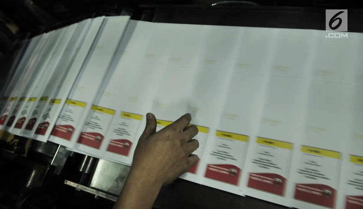 Petugas saat mencetak surat suara legislatif di Kompas Gramedia, Jakarta, Minggu (20/1). Surat suara yang dicetak serentak di sejumlah percetakan lima konsorsium ditambah satu perseroan terbatas selama tiga bulan ke depan. (Merdeka.com/Iqbal S. Nugroho)