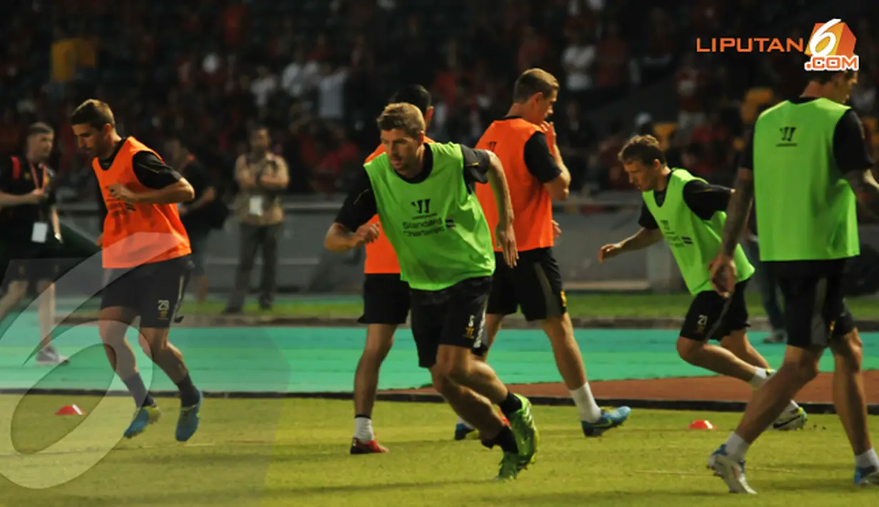 Kapten Liverpool Steven Gerrard ikut serta dalam sesi lathan terbuka yang digelar di Stadion GBK Jakarta pada Jumat 19 Juli 2013 (Liputan6.com/Helmi Fithriansyah)