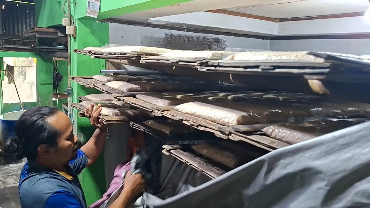 Perajin tempe di Depok. (Liputan6.com/Dicky Agung Prihanto)
