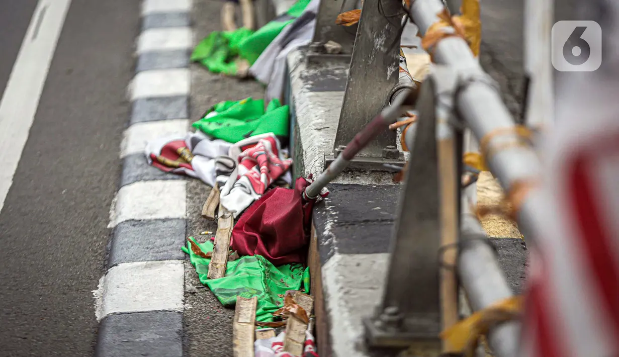 Ada banyak atribut kampanye dipasang di tempat yang tidak semestinya. Padahal pemerintah sudah membuat aturan khusus mengenai pemasangan atribut kampanye agar lebih tertib. (Liputan6.com/Faizal Fanani)
