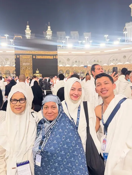 Tak hanya itu, pemilihan bahan yang ringan membuatnya tetap nyaman dikenakan dalam suhu yang cenderung hangat di Tanah Suci.   [@enzystoria]