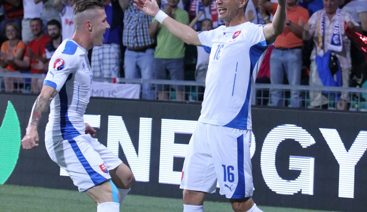 Bek Slowakia, Kornel Salata, meluapkan kegembiraannya usai mencetak gol ke gawang Makedonia. (Bola.com/Reza Khomaini)
