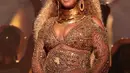 Mengenakan kostum yang begitu mewah, Beyonce berada di atas panggung Grammy Awards 2017 selama sembilan menit non-stop. Beberapa judul lagu dinyanyikannya, seperti Love Drought dan Sandcastles. (AFP/Bintang.com)
